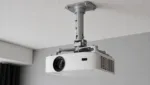 Beamer Deckenhalterung und Montage: So befestigst du deinen Projektor sicher
