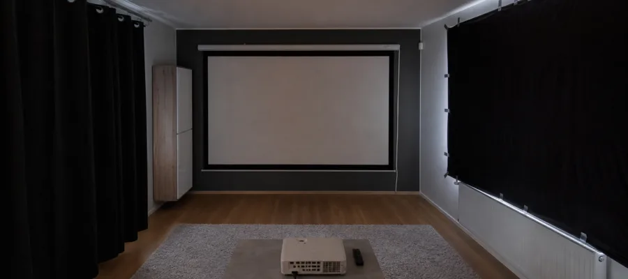 Beamer Raum abdunkeln: DIY Verdunkelungsloesungen fuer optimales Bild