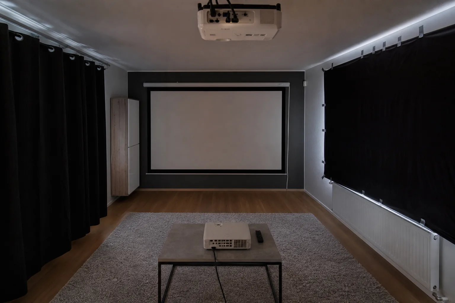 Beamer Raum abdunkeln: DIY Verdunkelungsloesungen fuer optimales Bild
